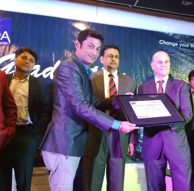 Palash K. Sen receiving his WSDA New Zealand Future CEO Programme certificate on stage